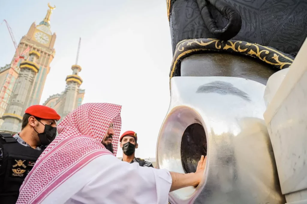 Sheikh-Abdul-Rahman-Al-Sudais-Hajar-Aswad-twit@SayidAdem